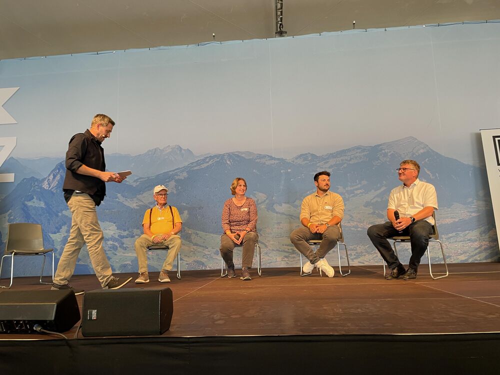 Stefan Aerni entlockt Otto Schacher, Adrienne Fiechter, Adrian Inauen und René Fasler Erinnerungen und Anekdoten aus früheren Zeiten. (Foto: Peter Warthmann)